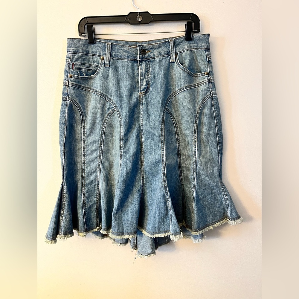 Vintage Y2K women’s YOUNIQUE flowy denim skirt. Frayed edge
Size 13